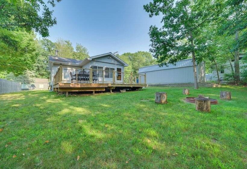 Quiet Family Home W/ Yard < 1 Mi To Houghton Lake!