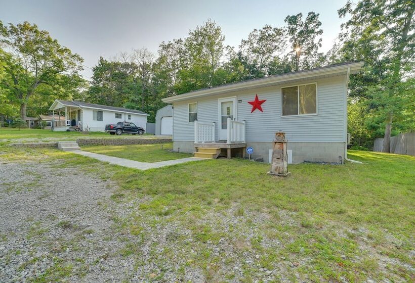 Quiet Family Home W/ Yard < 1 Mi To Houghton Lake!