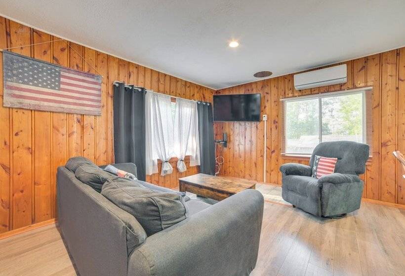 Quiet Family Home W/ Yard < 1 Mi To Houghton Lake!