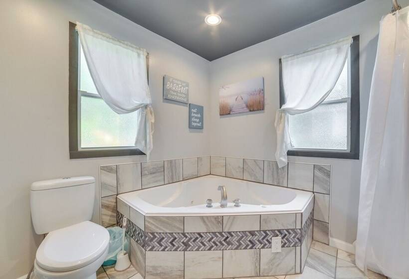 Quiet Family Home W/ Yard < 1 Mi To Houghton Lake!