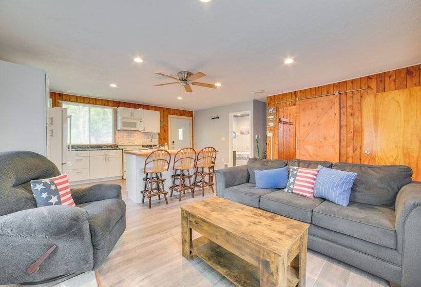 Quiet Family Home W/ Yard < 1 Mi To Houghton Lake!