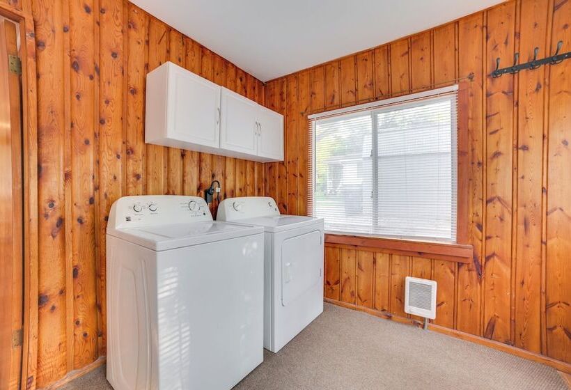 Quiet Family Home W/ Yard < 1 Mi To Houghton Lake!