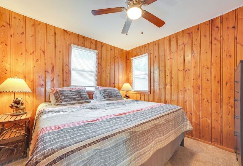 Quiet Family Home W/ Yard < 1 Mi To Houghton Lake!