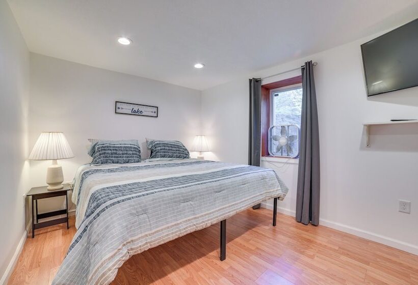 Quiet Family Home W/ Yard < 1 Mi To Houghton Lake!