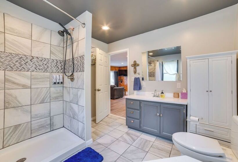 Quiet Family Home W/ Yard < 1 Mi To Houghton Lake!