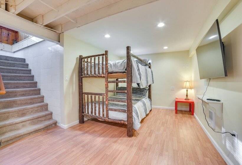 Quiet Family Home W/ Yard < 1 Mi To Houghton Lake!