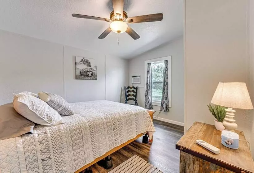 Remote Harwood Retreat W/ Yard & Bbq Pit!