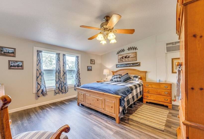 Remote Harwood Retreat W/ Yard & Bbq Pit!