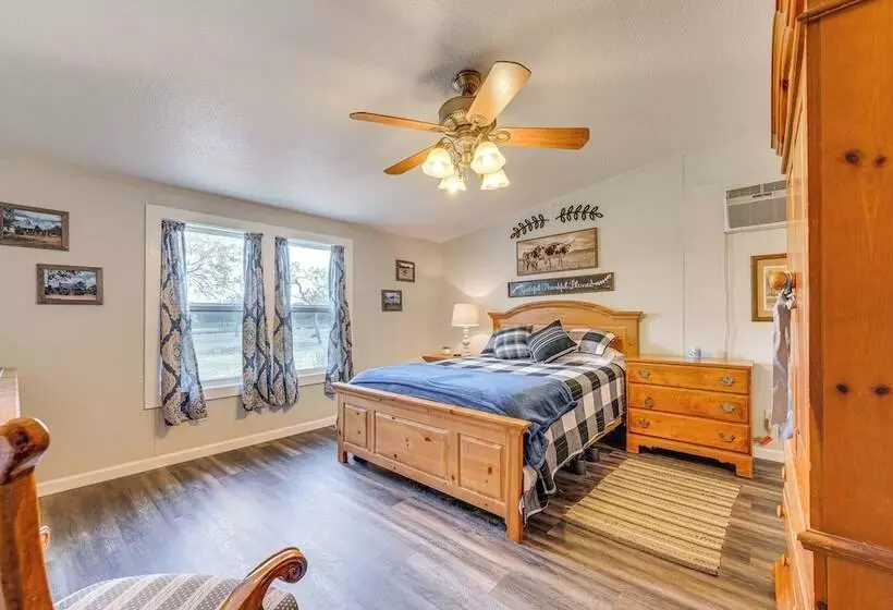 Remote Harwood Retreat W/ Yard & Bbq Pit!