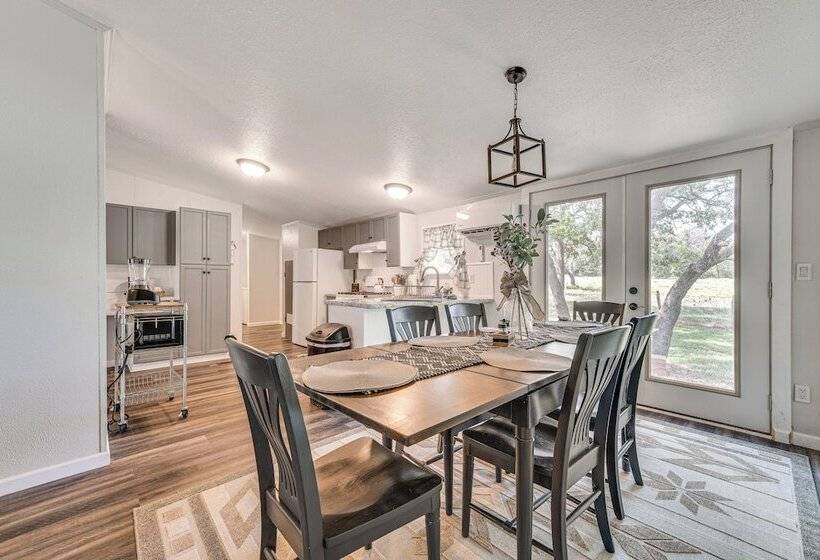 Remote Harwood Retreat W/ Yard & Bbq Pit!