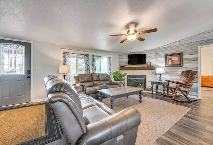 Remote Harwood Retreat W/ Yard & Bbq Pit!