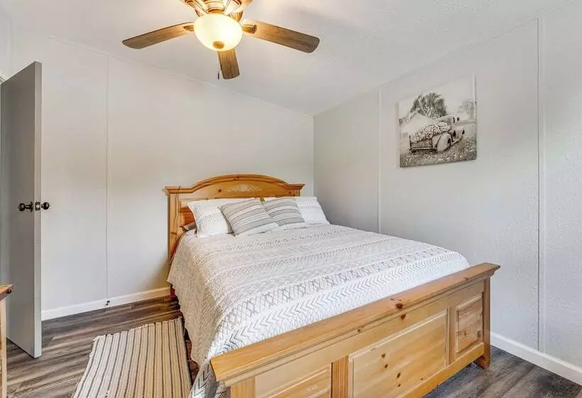 Remote Harwood Retreat W/ Yard & Bbq Pit!