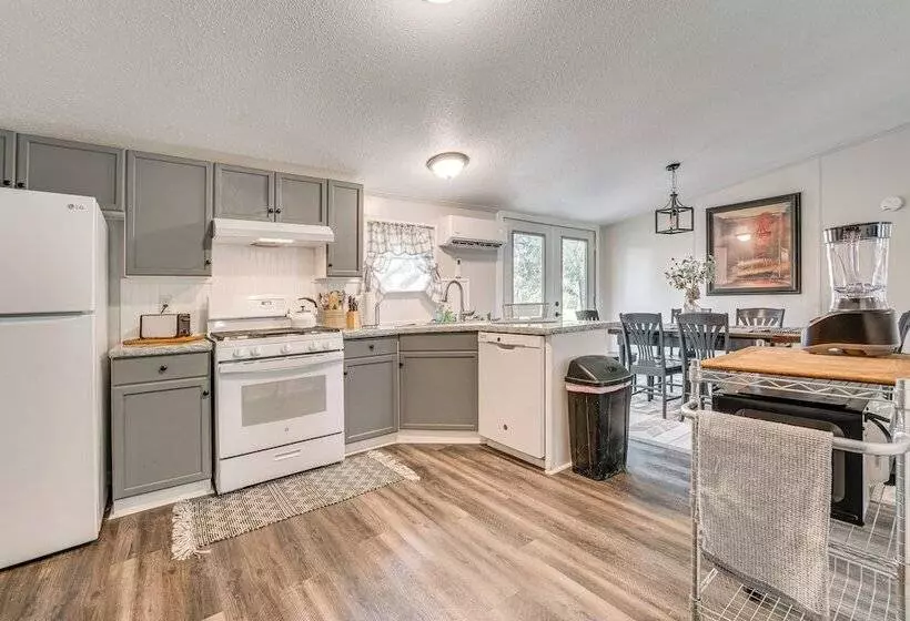 Remote Harwood Retreat W/ Yard & Bbq Pit!