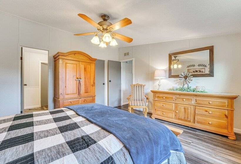 Remote Harwood Retreat W/ Yard & Bbq Pit!