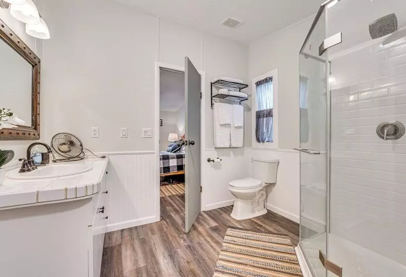 Remote Harwood Retreat W/ Yard & Bbq Pit!