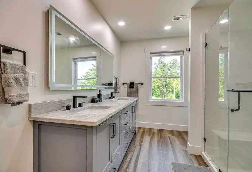 Private Hot Tub: Lakefront Connelly Springs Escape