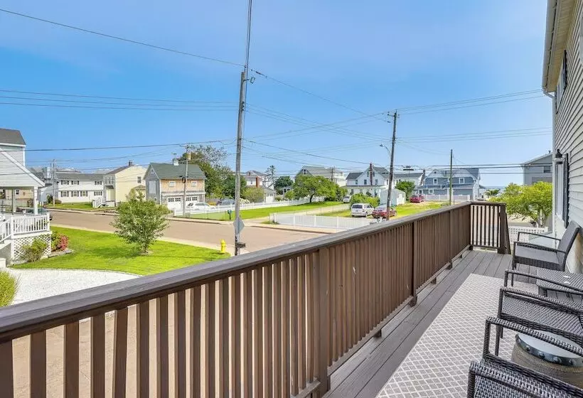 Walk To Beaches: Sunny East Haven Home W/ Grill