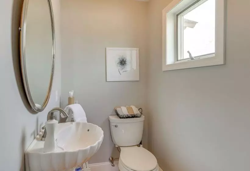 Walk To Beaches: Sunny East Haven Home W/ Grill