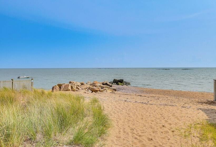 Walk To Beaches: Sunny East Haven Home W/ Grill