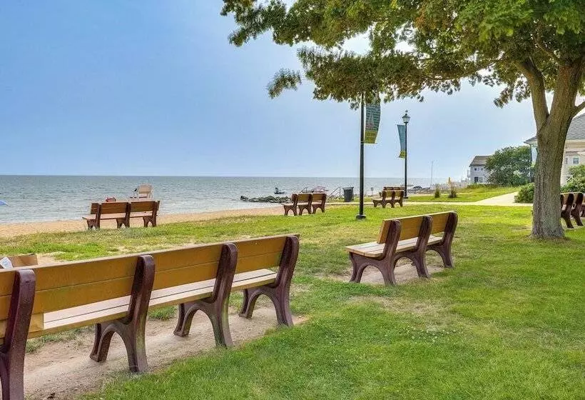 Walk To Beaches: Sunny East Haven Home W/ Grill