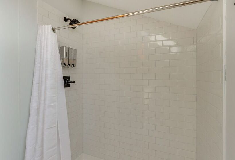 Walk To Beaches: Sunny East Haven Home W/ Grill