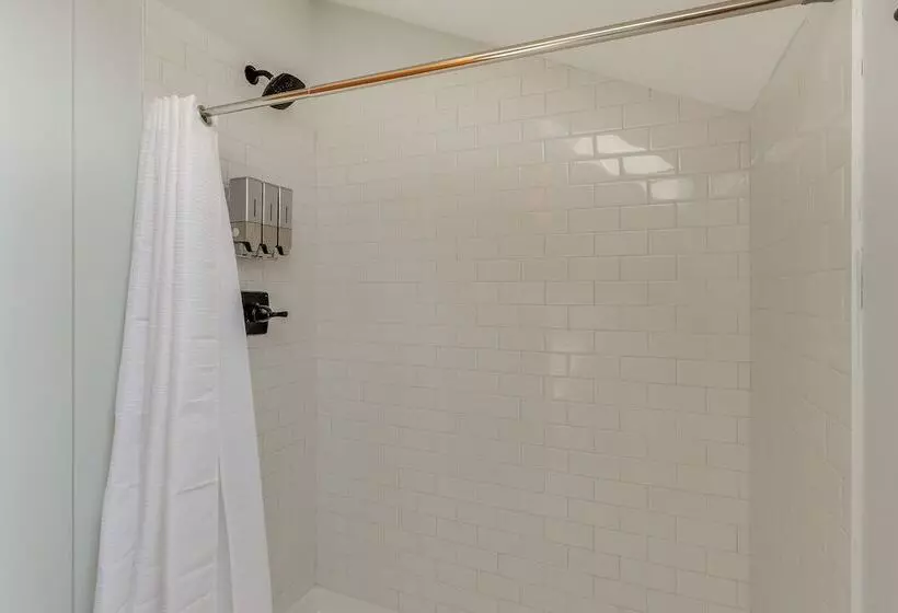 Walk To Beaches: Sunny East Haven Home W/ Grill