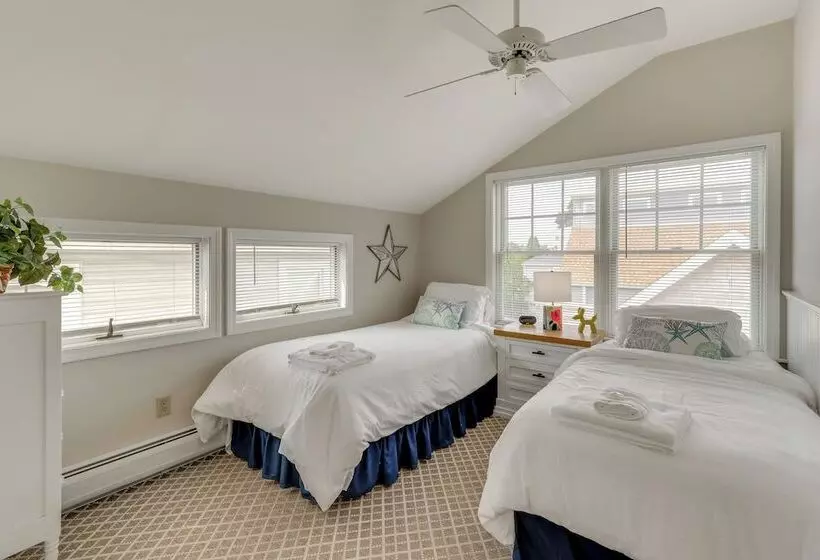 Walk To Beaches: Sunny East Haven Home W/ Grill