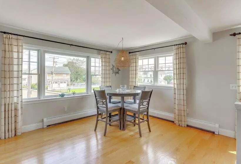 Walk To Beaches: Sunny East Haven Home W/ Grill