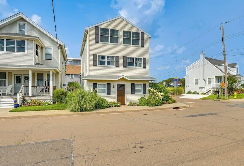 Walk To Beaches: Sunny East Haven Home W/ Grill