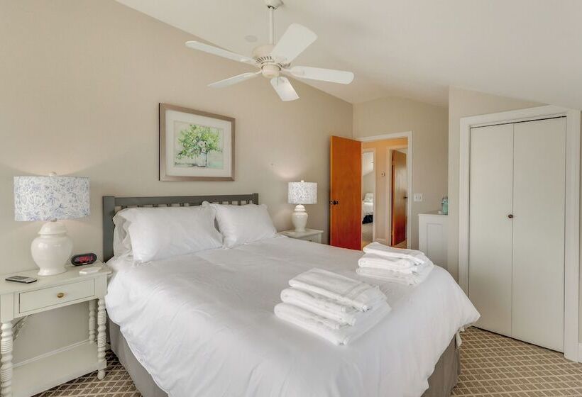 Walk To Beaches: Sunny East Haven Home W/ Grill