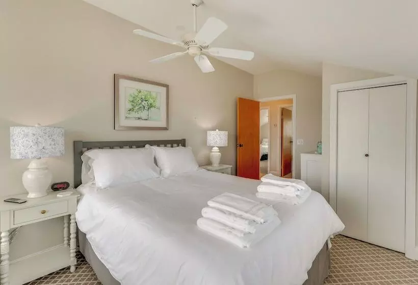 Walk To Beaches: Sunny East Haven Home W/ Grill