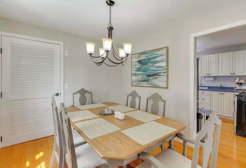 Walk To Beaches: Sunny East Haven Home W/ Grill