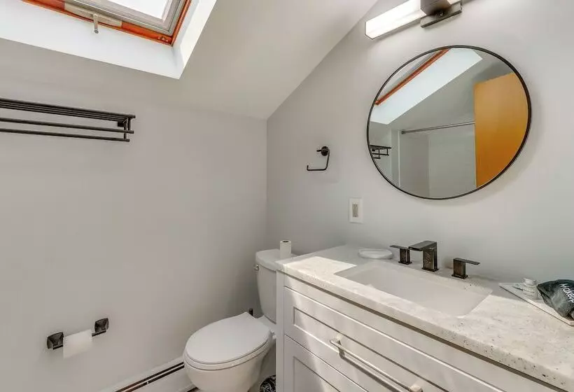 Walk To Beaches: Sunny East Haven Home W/ Grill