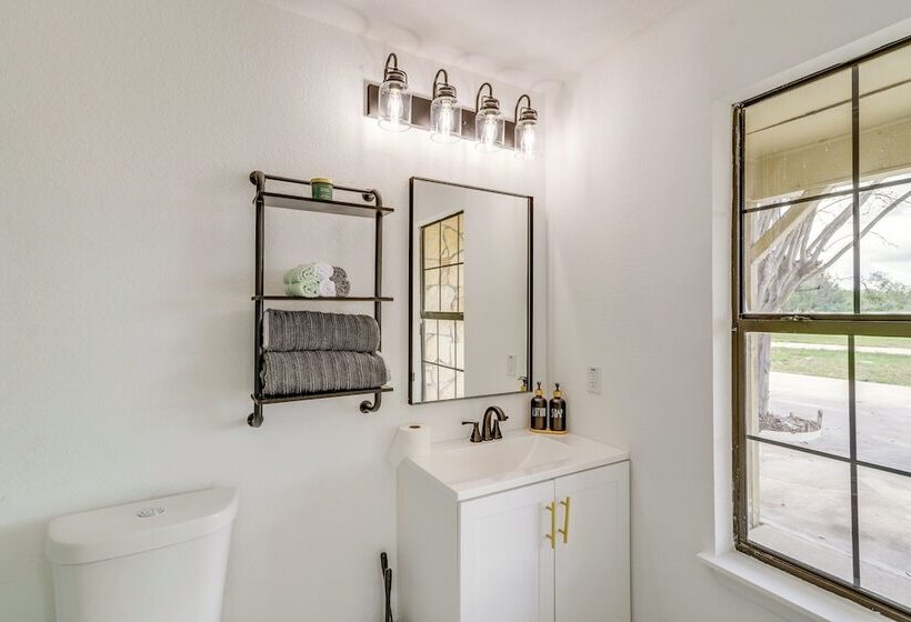 11 Mi To Golf: Home W/ Fishing Pond In Hempstead