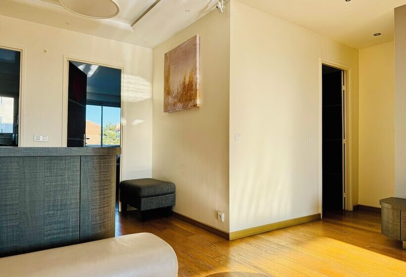 호스텔 La Défense Arena3km&stade Yves Du Manoir