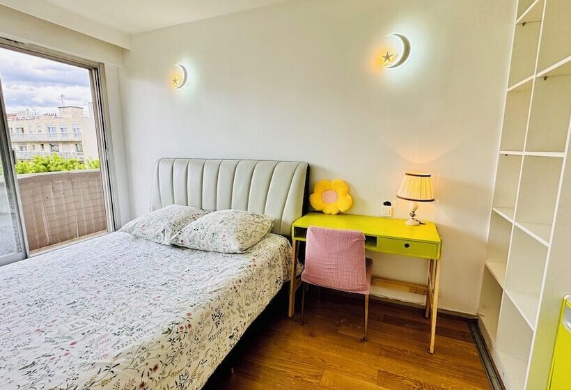 호스텔 La Défense Arena3km&stade Yves Du Manoir