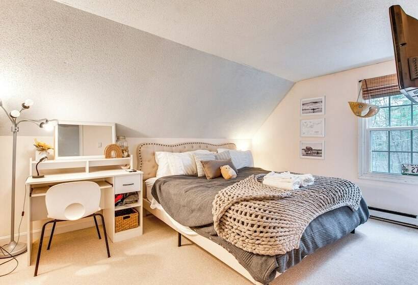 Beautiful Mousam River Retreat: Hot Tub & Kayaks!