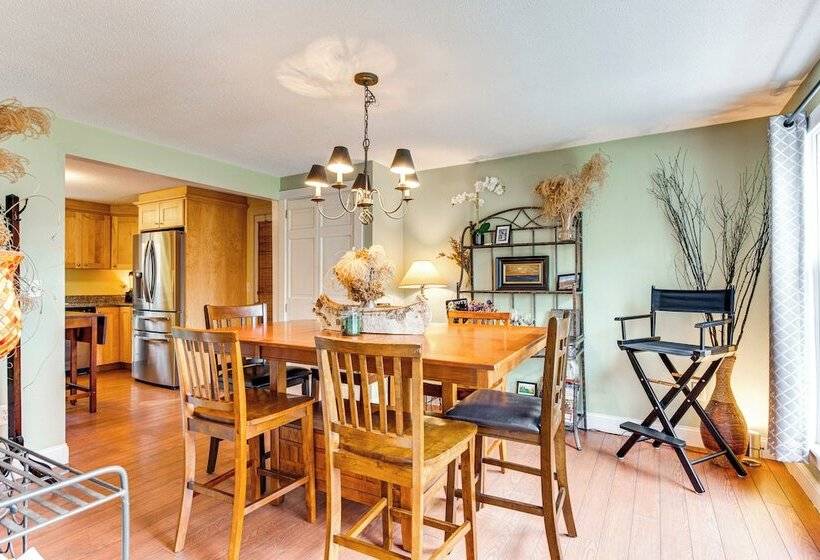 Beautiful Mousam River Retreat: Hot Tub & Kayaks!