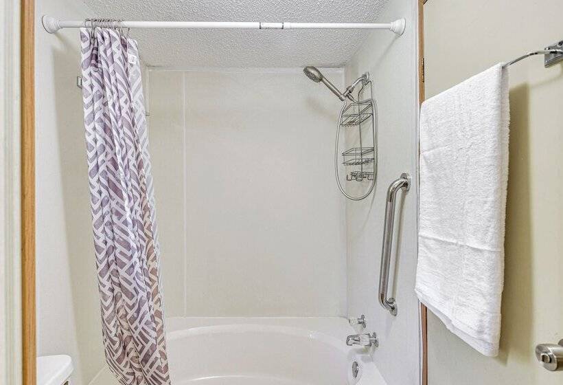 Crescent City Home W/ Charcoal Grill: Near 3 Lakes