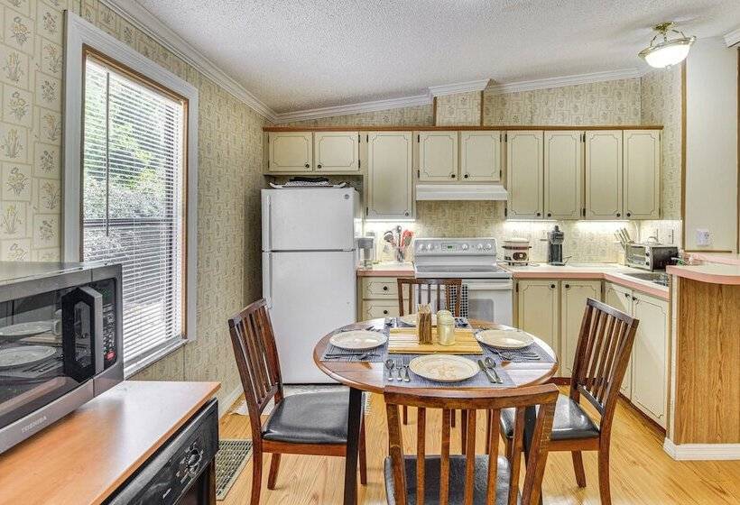 Crescent City Home W/ Charcoal Grill: Near 3 Lakes