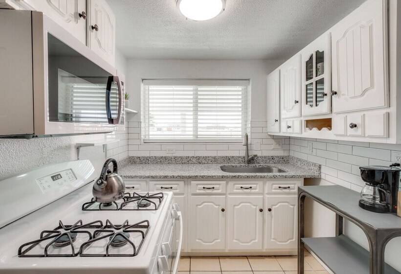 El Paso Home ~ 2 Mi To University Medical Center!