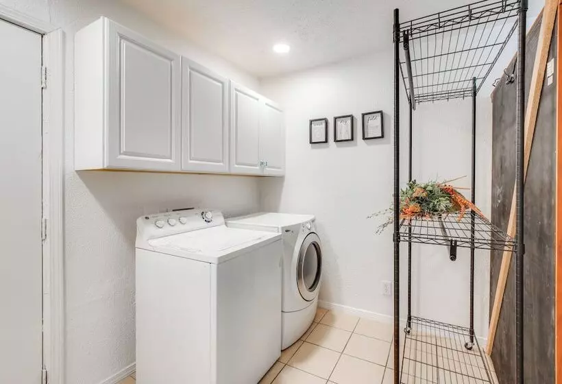 El Paso Home ~ 2 Mi To University Medical Center!