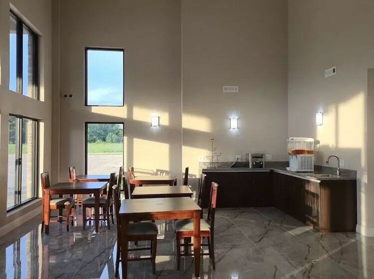 Hotelli Royal Inn & Suites