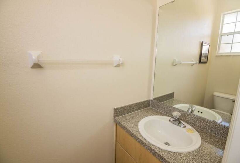 Lake View Townhome Near Disney