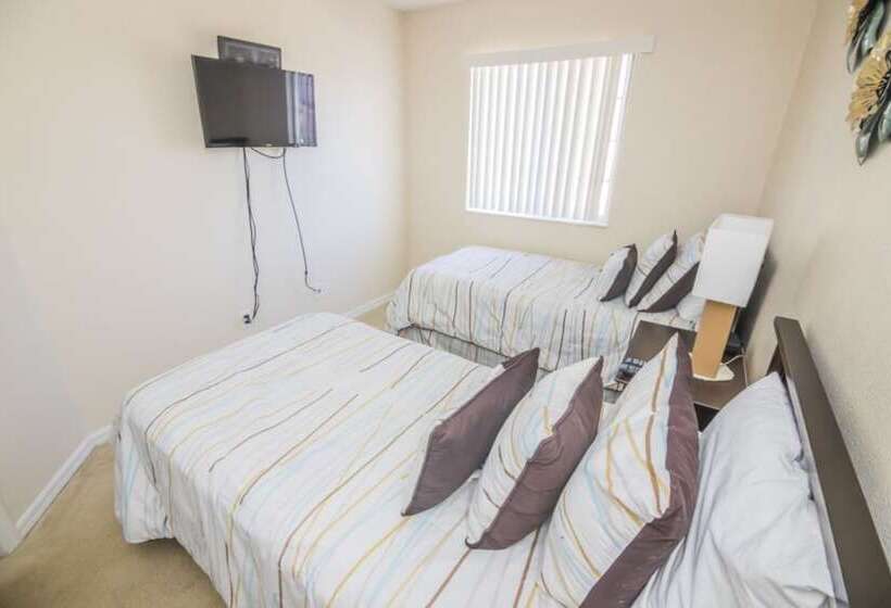 Lake View Townhome Near Disney