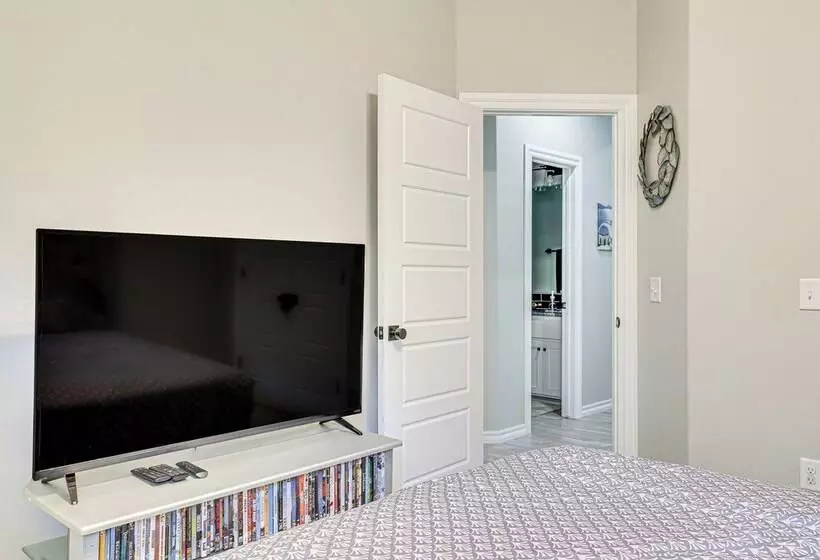 Pet Friendly Elgin Retreat W/ Patio, Grill & Yard!