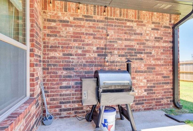 Pet Friendly Elgin Retreat W/ Patio, Grill & Yard!