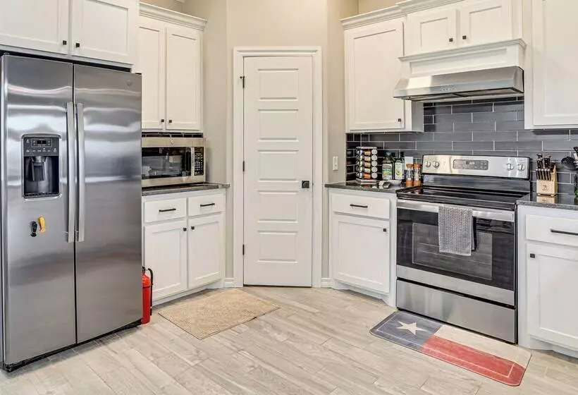 Pet Friendly Elgin Retreat W/ Patio, Grill & Yard!