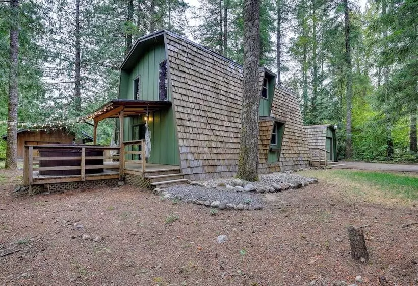 Rhododendron Family Cabin: Hot Tub & Deck!