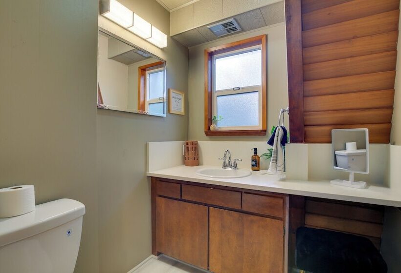 Rhododendron Family Cabin: Hot Tub & Deck!